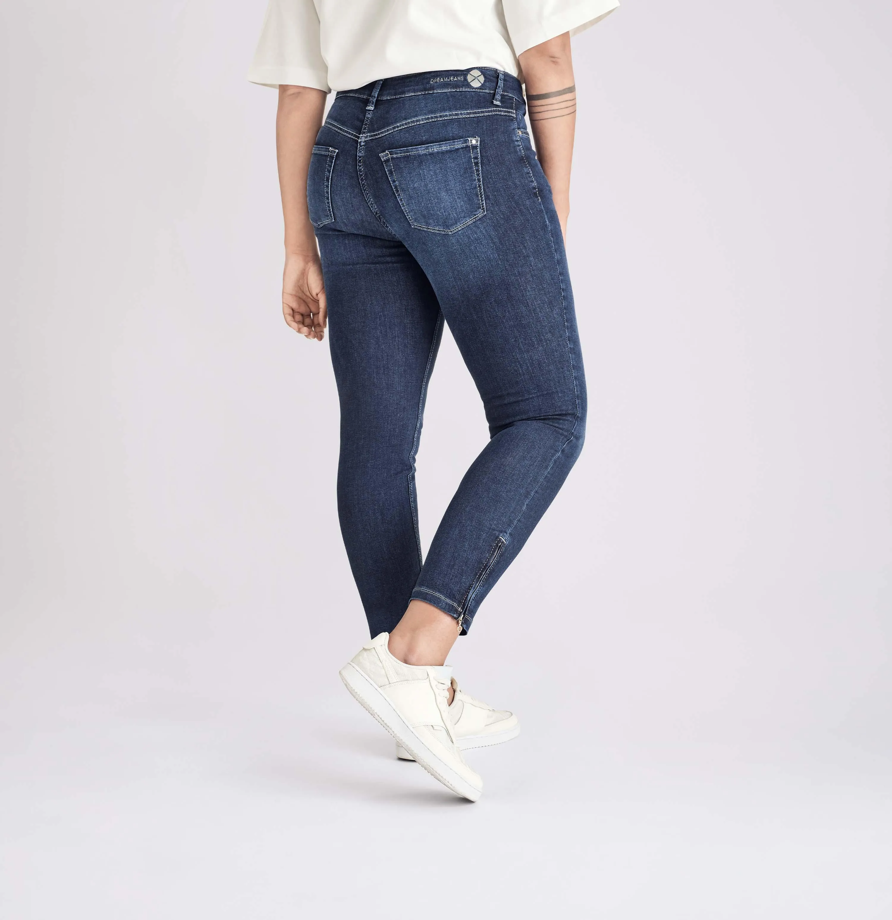 MAC <BR>
Dream Chic Jeans <BR>
Denim<BR>