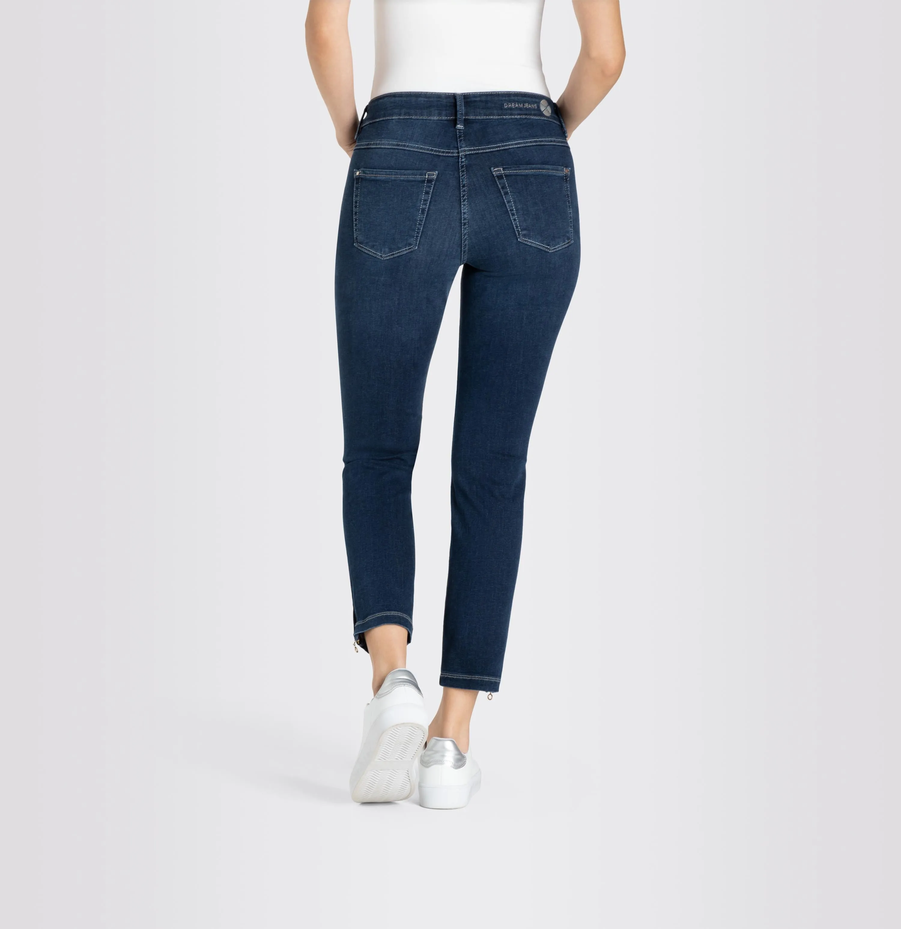 MAC <BR>
Dream Chic Jeans <BR>
Denim<BR>